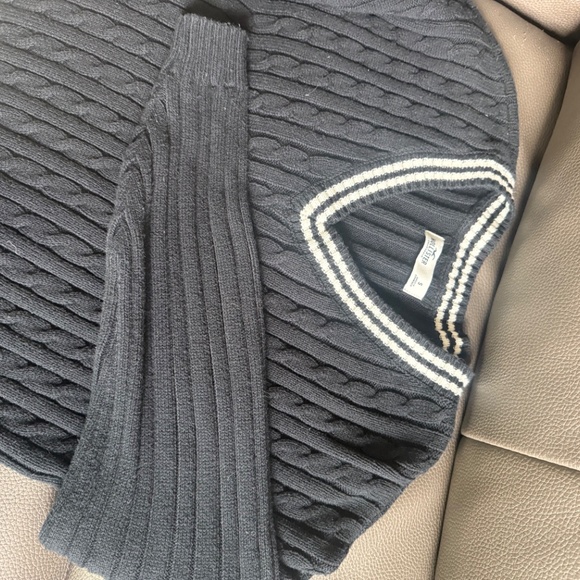 CABLE-KNIT V-NECK SWEATER - Picture 3 of 5